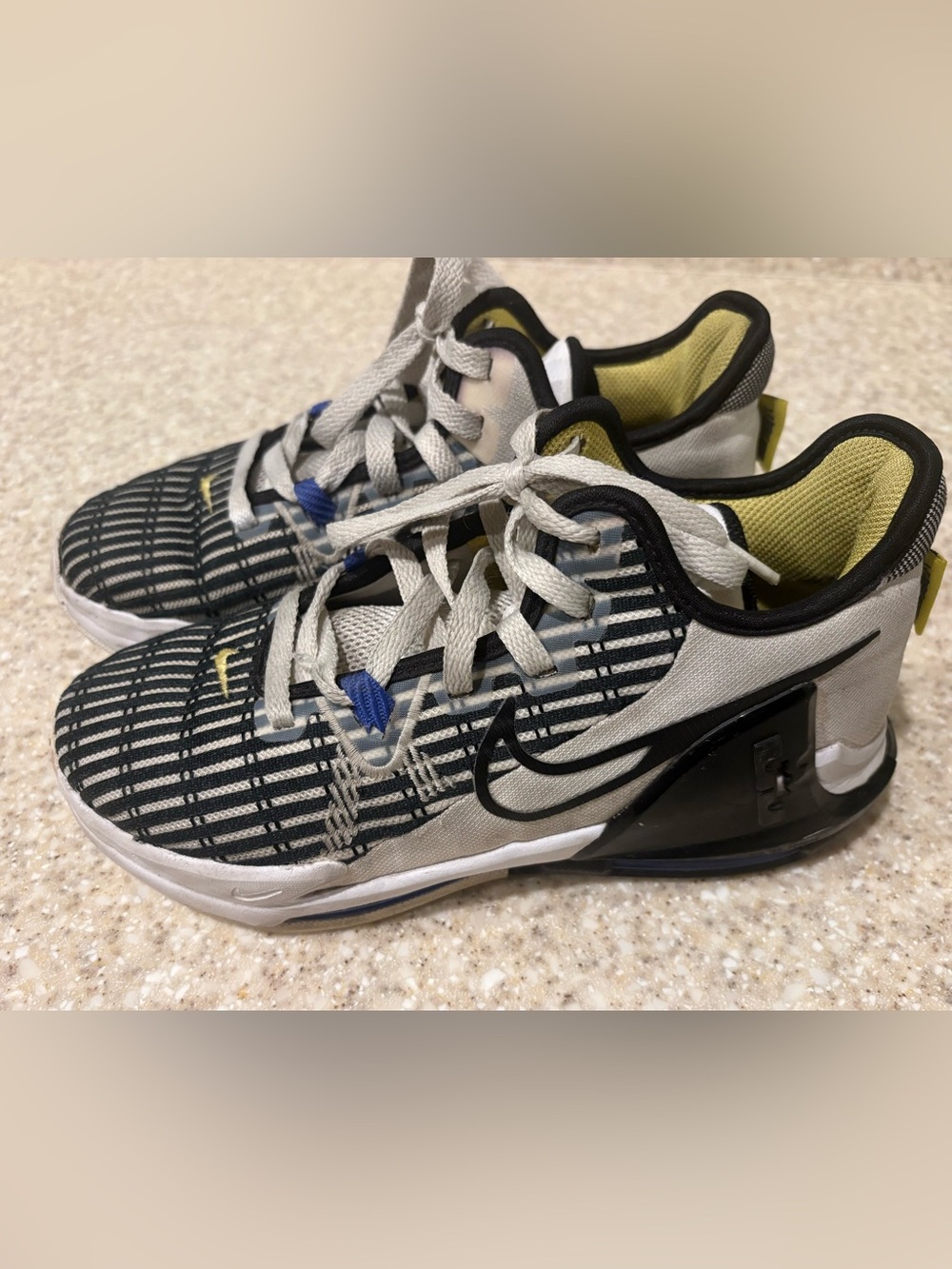 Nike Lebron Witness Size 5Y white black and yellow